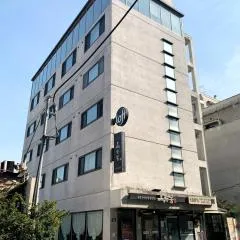 Check current prices at Yeondaedongmungil Pulobsyeonweonrumc