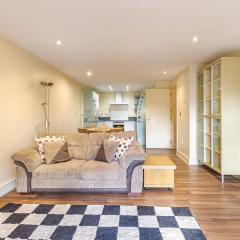 Bright 1-Bedroom Apartment in E14