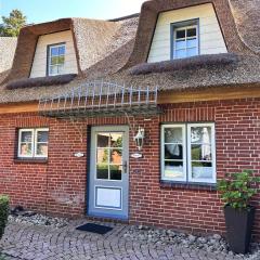 Sky & Sand Homes Strandläufer I Stilvolle Wohnung unter Reet in SPO mit Parkgarten