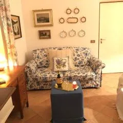Una casa ospitale con giardino