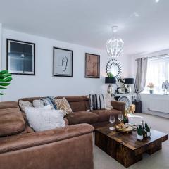 Stylish 3 Bed in Stoke by 53 Degrees Property - Private Parking & Long Stays Welcome