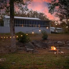 Brushy Creek Lodge - Riverfront, Hot Tub, Fire Pit