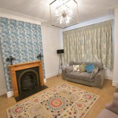 Charming & Cosy Home Stockport