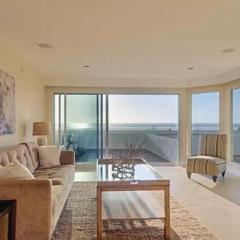 Three Bedroom Beachfront Apartment in San Diego