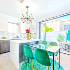 B- InstaWorthy & Family-Friendly NoHo Gem- Near Universal & Hollywood with Parking, Games, and Hot Tub