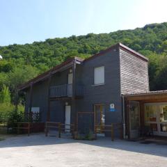 Maison en bois au bord du canal avec terrasse et jeux - FR-1-611A-3