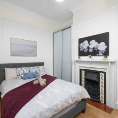 Elegant Double Room Lidcombe - Close to Transport & Shops - Shared Bathroom