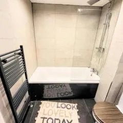 Large Modern House with Private Parking