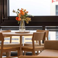 Perth CBD Oasis Stylish Apartment with City Views Pool & Gym