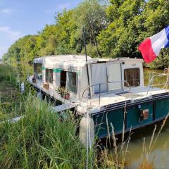 nuitée insolite aux berges d'un canal tranquille
