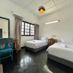 Cozy Twin Bedroom Homestay in Shared Bungalow SS2 PJ