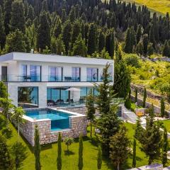 Horizon Villa Luxurious Lakefront Retreat