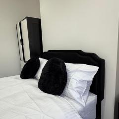 The Clare Court 6BR Luxury Retreat - Sleeps 14 with Complimentary Access to Billing Aquadrome Holiday Village for Swimming - 2 nights minimum