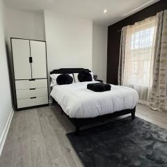 The Clare Court 6BR Luxury Retreat - Sleeps 14 - Modern Amenities, Walk to Train, Bus Stations, Shops & Cafés I Leisure and Business Stays Welcome Contractors and Group Travellers - 2 nights minimum