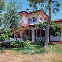 Valentine Lakeside Villa by Bookinggardalake