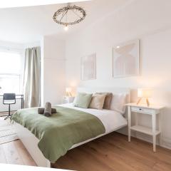 Portsmouth Spacious Home with En-Suite & 2 Bathrooms Free Parking, Air Fryer, next to M27 Motorway