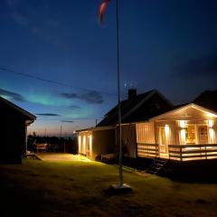 Koselig hus nær sjø og fjell