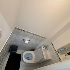 Room 5 minute Walk to Waterloo