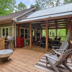 By The New River - Hot Tub - Fireplace - Covered Porch