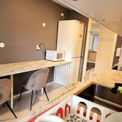 3 bedrooms with 6 single beds