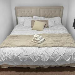 Comfy riverside double room in Manchester with breakfast included