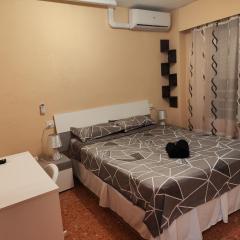 Habitación Doble con baño privado,Gandía en piso compartido con los Anfitriónes