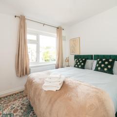 Berkshire Spacious 4-Bed Family & Free Parking