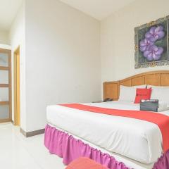 RedDoorz Near Trans Studio Mall 3
