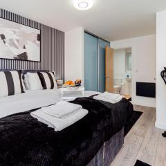 Upgraded 4 Beds Level Access Lifts 2 bath Parking