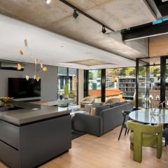 Luxury De Waterkant Stay with Private Hot Tub