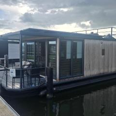 Castalia Houseboat met uitzicht over het Sneekermeer