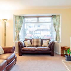 Spacious & Bright 2 Bed Home in Swindon w Parking