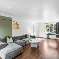 Free secure parking - Substantial Detached 5Bedroom House - Hosted by StaySejour