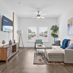 Chic 1BR Apt| King Bed| Pool| Gym| Close 2 Beach.