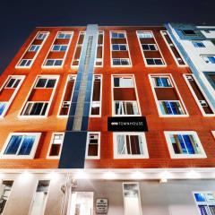 Super Townhouse Ecity Inn