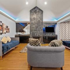 Montrose Spacious 3 Bedroom Art House Sleeps 14