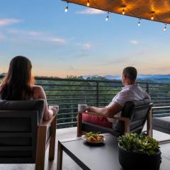Rooftop Sunrise & Mtn Views, Hot Tub, Indoor Pool Near Dollywood, PS5, Arcade
