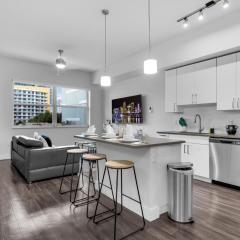 Sunny 1BR Unit With Free Parking Prime Location