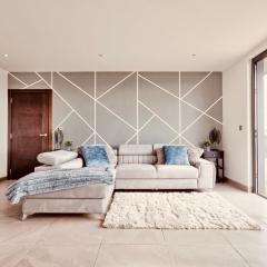 2 Bed 2 Bath Penthouse in Chelmsford City Centre with Free Parking ideal for long stays and Contractors - sleeps 6