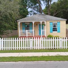 Pensacola hidden gem cottage 3 minutes from Navy Base, pet friendly