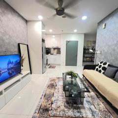 Mercu summer suites klcc luxury couple 1BR apartment with balcony, pool view free Netflix