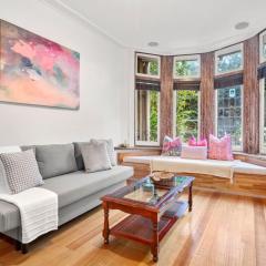 Rosa & Noir - Riverside Escape near Botanic Gardens