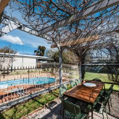 Madeira Cottage - Country Comfort with Pool