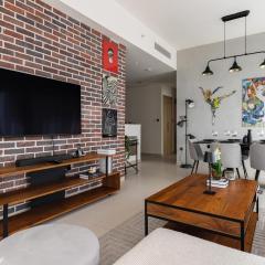 Arthouse Royale - 2BR with Burj Khalifa Views, Swimming Pool & Gym