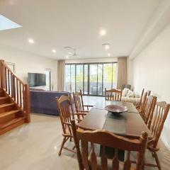 Modern 4BR 3Bath Duplex near Train Station Stylish Comfortable