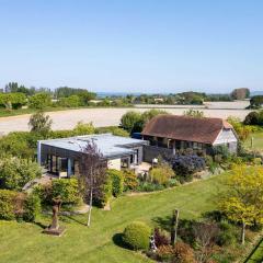 Spacious Coastal Retreat for 10 in West Wittering