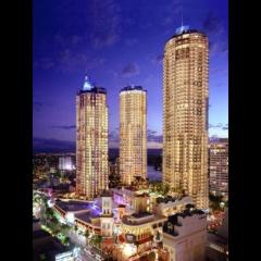 Luxurious Surfers Paradise Apartment with Resort-Style Living