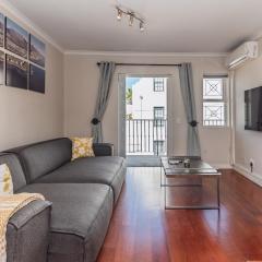Two Bed De Waterkant Hideaway with AC 4 mins to Waterfront