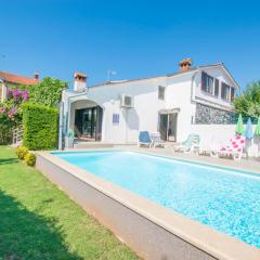 Family house with swimming pool and secluded garden - by TRAVELER tourist agency - ID 2687