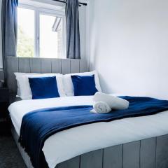 Sleek 2BR Flat Near City Centre Parking 6